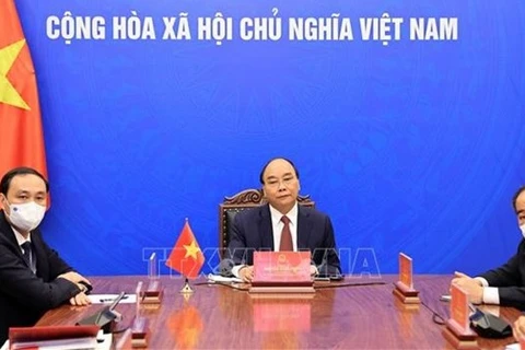 Президент Вьетнама Нгуен Суан Фук (в центре) (Фото: ВИА)