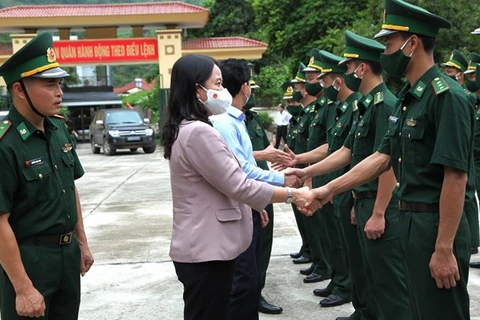 Вице - президент посещает офицеров и солдат на международном пограничном пункте пропуска Тханьтхуи (Фото: ВИA)