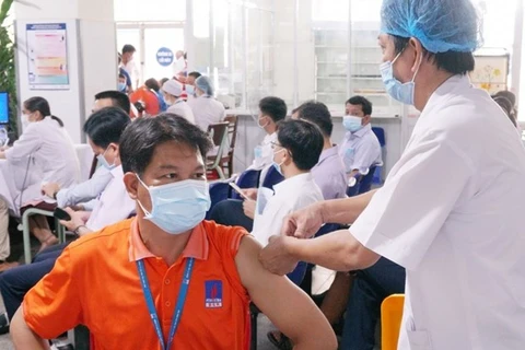 Сотрудникам нефтеперерабатывающего завода Зунгкуат - BSR вводят вакцину против COVID-19/ (Фото: PetroVietnam)