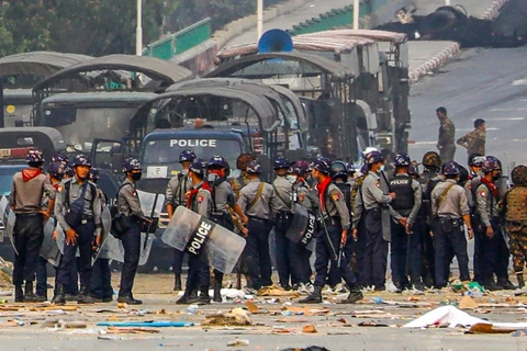Полиция Мьянмы усиливает меры безопасности в районе Хлайнгтхая города Янгон 14 марта 2121 года. (Фото: AFP / ВИА)