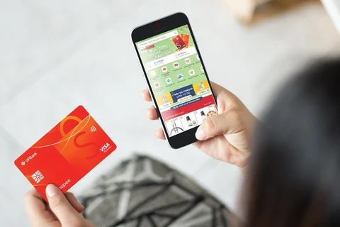 Кредитная карта, сочетающая в себе банк и платформу электронной коммерции, дает пользователям множество преимуществ. (Фото https://thoibaonganhang.vn/)