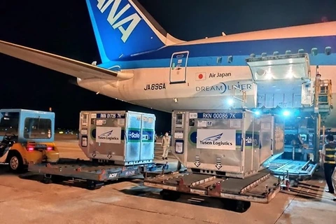 Контейнеры с вакцинами из Японии во Вьетнам спускаются с самолета для транспортировки на склад хранения. (Фото: ВИА)