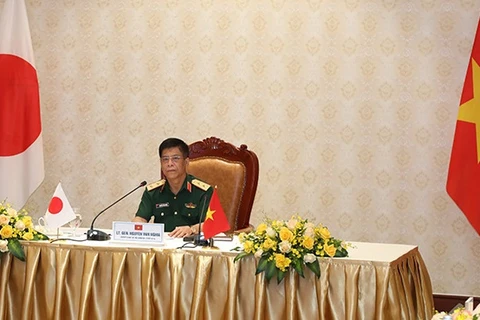 Генерал-лейтенант выступает на беседе. (Источник: Cổng TTĐT Bộ Quốc phòng Việt Nam)