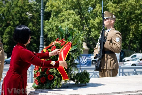 Посол Нгуен Тхи Бить Тхао возложила цветы на Площадь Героев, Будапешт, Венгрия. (Фото: Хонг Ки/ВИА)