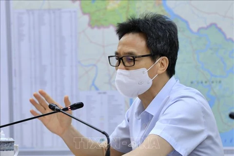 Заместитель премьер-министра Ву Дык Дам обратился к местным властям с просьбой строго контролировать людей, возвращающихся из районов эпидемии. (Фото: Лам Кхань / ВИА)