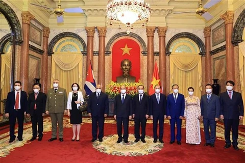 Президент Нгуен Суан Фук и делегация посольства Кубы (Фото: ВИА)