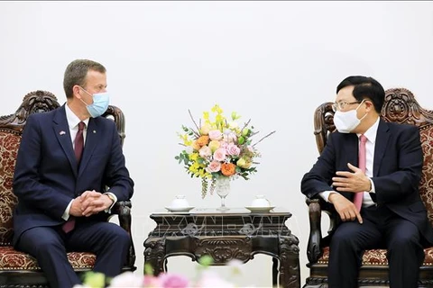Заместитель премьер-министра Фам Бинь Минь принял министра торговли, туризма и инвестиций Австралии Дэна Техана. (Фото: ВИА) 
