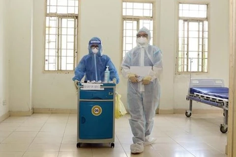 Медицинские работники готовят палату для новых пациентов в больнице, предназначенной для лечения COVID-19 в городе. (Фото: ВИА)