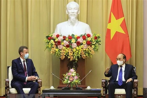 Президент Нгуен Суан Фук (справа) и министр торговли, туризма и инвестиций Австралии Дан Техан (Фото: ВИА)