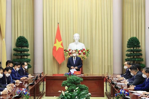 Президент Нгуен Суан Фук встретился с председателем Ассоциации корейцев Вьетнама и представителями ряда крупных корейских корпораций. (Фото: ВИА)