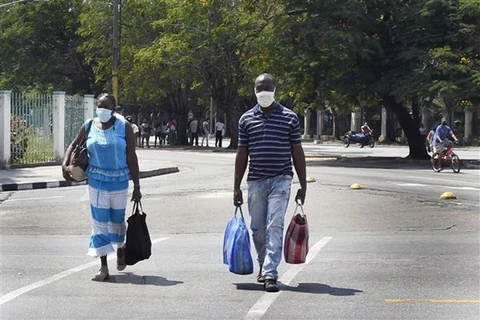 Люди носят маски для лица в Гаване, Куба (Фото: Синьхуа / ВИА) 