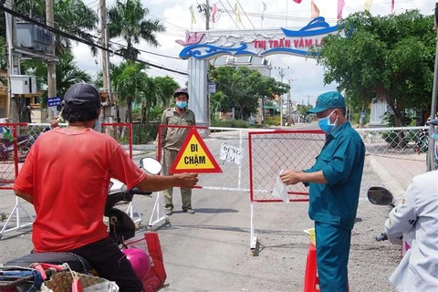 Провинция Тиенжанг строго контролирует людей, въезжающих и выезжающих территорию во время выполнения Директивы 16, чтобы способствовать подавлению эпидемии COVID-19. (Фото: ВИА)