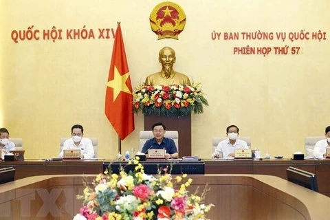 Председатель НС Выонг Динь Хюэ (в центре) председательствует на 57-м заседании постоянного комитета НС (Фото: ВИА)