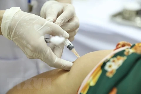Медицинский персонал вводит вакцину Nano Covax волонтерам. (Фото: Минь Кует / ВИА)