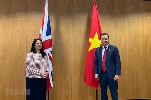 Посол Нгуен Хоанг Лонг (справа) и министр внутренних дел Великобритании Прити Патель (Фото: ВИА)