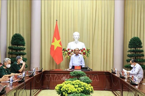 Президент страны Нгуен Суан Фук выступает с речью на встрече. (Фото: Тхонг Нят/ВИА)