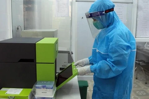 Сотрудник Центра по контролю за заболеваниями провинции Туенкуанг проводит тест на вирус SARS-CoV-2. (Фото: ВИА)