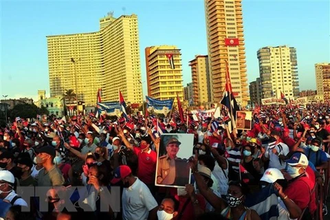 Люди на Кубе присоединяются к демонстрации в Гаване, чтобы выразить поддержку успеху революции в стране (Фото: ВИА)
