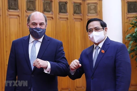 Премьер-министр Фам Минь Тьинь (справа) и госсекретарь Великобритании по вопросам обороны (Фото: ВИА)