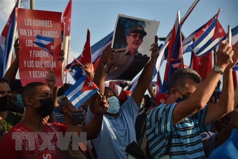 Кубинцы участвуют в митинге, чтобы выразить свою решимость защищать революцию и национальный суверенитет в Гаване, 17 июля. (Фото: AFP /ВИА )