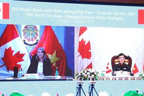 Заместитель министра обороны Вьетнама генерал-полковник Хоанг Суан Чиен и его канадский коллега Джоди Томас сопредседательствуют на мероприятии (Фото: ВИА)