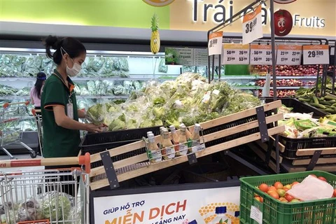 Свежие продукты постоянно добавляются на прилавки и полки в супермаркетах. (Фото: ВИА) 