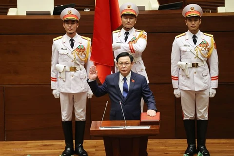 Председатель НС Выонг Динь Хюэ приносит присягу (Фото: ВИА) 