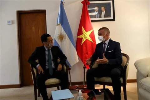 Посол в Аргентине Зыонг Куок Тхань (слева) встретился с вице-губернатором Мисьонес Карлосом Омаром Арсе (Фото: ВИА)