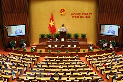 Председатель Национального собрания Выонг Динь Хюэ выступил с речью на закрытии первой сессии Национального собрания 15-го созыва. (Фото: Фам Киен/ВИА)