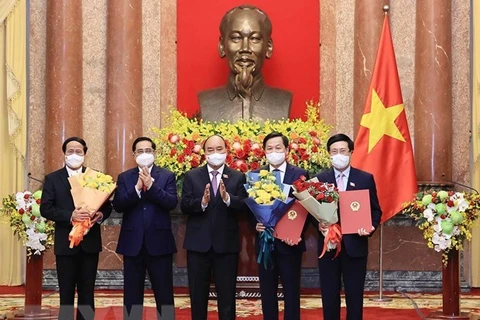 Президент Нгуен Суан Фук (в центре) и назначенные заместители премьер-министра. (Фото: ВИА)
