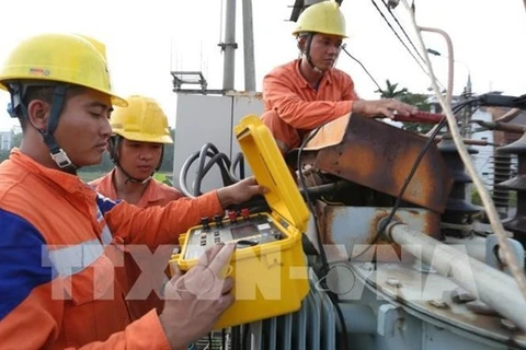 Рабочие Северной энергетической корпорации Вьетнама ремонтируют энергосистему. (Фото: ВИА)