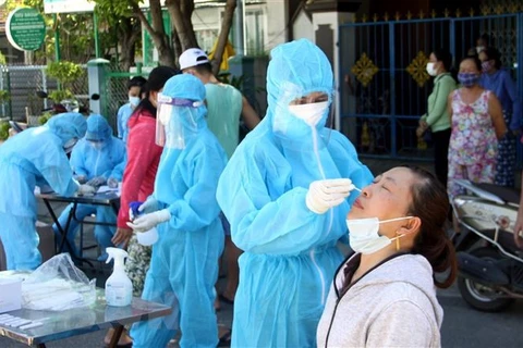 Медицинские силы взяли пробу для экспресс-анализа у людей, проживающих в районе, где выявлен инфицированный COVID-19 в Куангнаме. (Фото: Фыок Тюэ/ВИА)