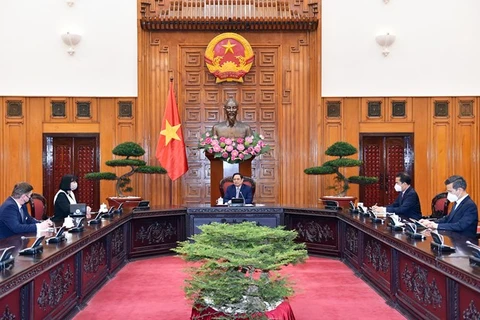 Премьер-министр Фам Минь Тьинь проводит 30 июля в Ханое прием в честь посла Румынии во Вьетнаме Кристины Ромилы (Фото: ВИА)