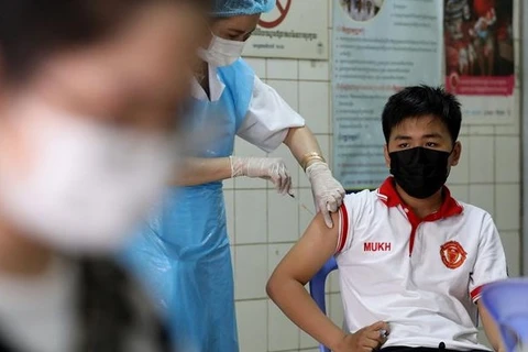 Медицинские работники делают детям вакцину от COVID-19 в Пномпене, Камбоджа, 1 августа 2021 года. (Фото: AFP / ВИА)