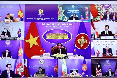 Министр иностранных дел Буй Тхань Шон выступает на 23-м заседании Совета сообщества по вопросам политики и безопасности (APSC).(Фото: ВИА)