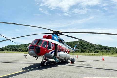 Вертолет Ми-172 с вакциной против Covid-19 приземлился в аэропорту Кондао. (Фото qdnd.vn)
