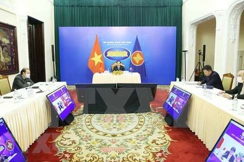 Министр иностранных дел Вьетнама Буй Тхань Шон сопредседательствует на встрече министров иностранных дел Японии и АСЕАН, состоявшейся 3 августа в режиме видеоконференции (Фото: ВИА)