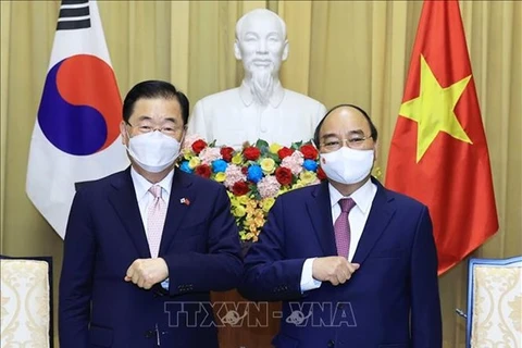 Министр иностранных дел Республики Корея (РК) Чон Ый Ён (слева) на встрече с президентом Вьетнама Нгуен Суан Фуком во время своего визита во Вьетнам в июне. (Фото: ВИА)