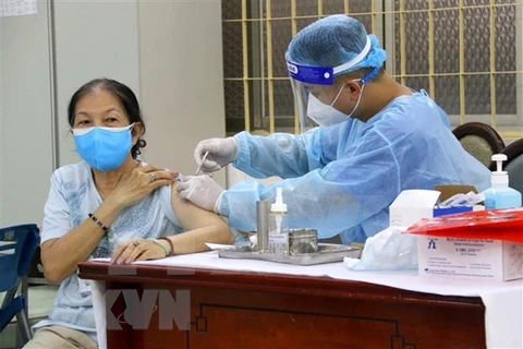 Местный житель получает вакцину в Хошимине утром 3 августа. (Фото: ВИА)