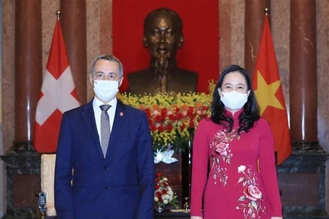 Вице-президент страны Во Тхи Ань Суан (справа) и вице-президент и министр иностранных дел Швейцарии Игнацио Кассис (Фото: ВИА)