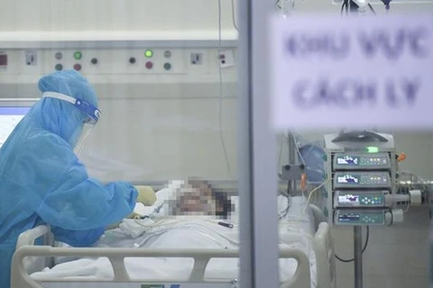 Медсестра ухаживает за пациентом с подозрением на COVID-19 в изоляторе. (Фото: ВИА)