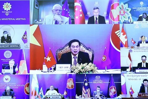 6 августа министр иностранных дел Вьетнама Буй Тхань Шон принял участие в виртуальной конференции министров иностранных дел стран АСЕАН и ЕС. (Фото: ВИА)