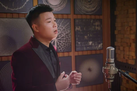 Певец Ву Тханг Лой испольняет песню в клипе.