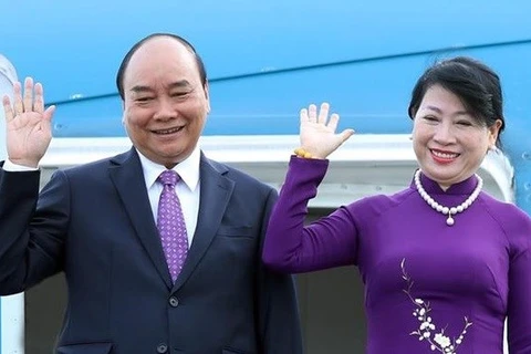 Президент Нгуен Суан Фук и его супруга Чан Нгует Тху 9 августа вылетели из Ханоя во Вьентьян с двухдневным официальным дружеским визитом в Лаос. (Фото: ВИА)