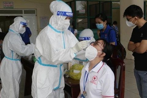 Взятие пробы для тестирования у жителей Ханоя. (Фото: ВИА)