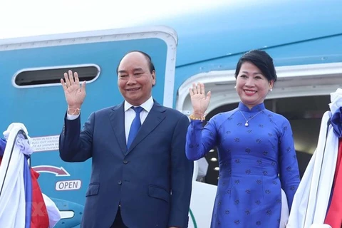 Президент Нгуен Суан Фук и его супруга в международном аэропорту Ваттай (Фото: ВИA)