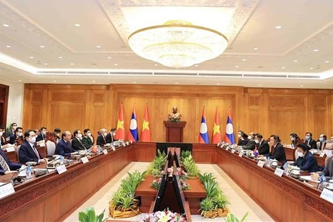 Президент Вьетнама Нгуен Суан Фук имел встречу с председателем Национального собрания Лаоса Сайсомфон Фомвиханом, 10 августа. (Фото: ВИА)