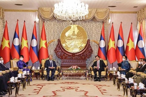Генеральный секретарь ЦК партии, президент Лаоса Тонглун Сисулит проводил президента Нгуена Суан Фука. (Фото: ВИА)