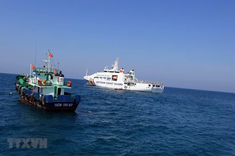 Силы береговой охраны всегда сопровождают рыбаков на острове Лишон (пров. Куангнгаи). (Фото: ВИА)