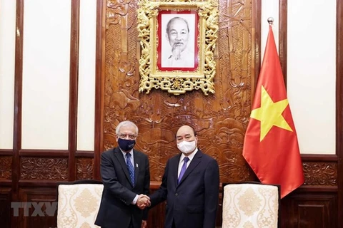 12 августа президент Нгуен Суан Фук (справа) принимает покидающего свой пост координатора ООН во Вьетнаме Камала Малхотры в Ханое. (Фото: ВИA)